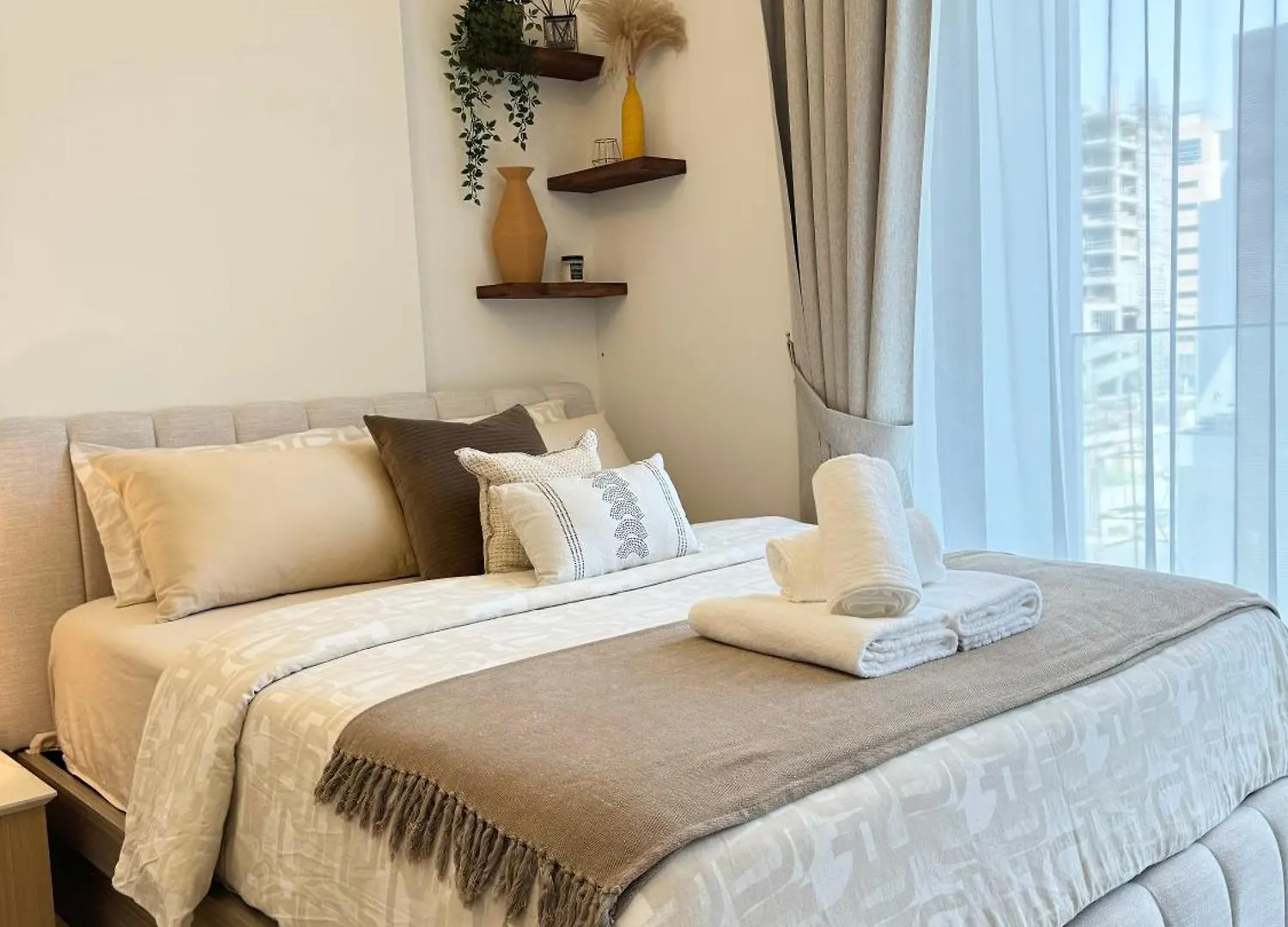 Chic Modern Studio- Oxford 212 Dubai Apartment